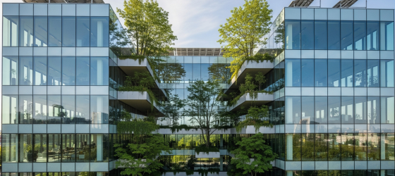 edificio sostenibile grattacieli in vetro con alberi