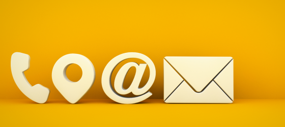 sfondo giallo e immagini di telefono, simbolo posizione, simbolo e-mail e busta  